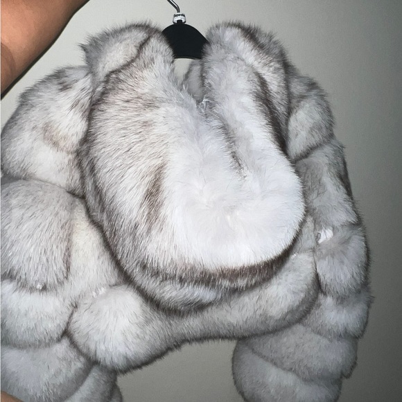 Authentic fur cropped & fitted coat.